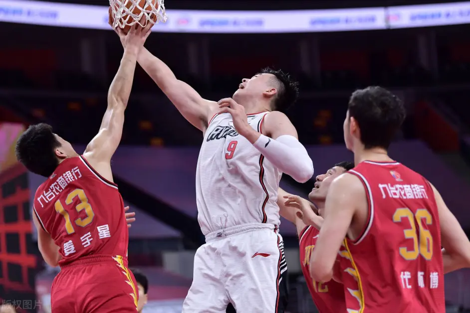 包含今夜埃因霍温备战CBA常规赛，主帅复盘细节曝光，管理层满意，资深球员宣示担当的词条-开云体育电竞